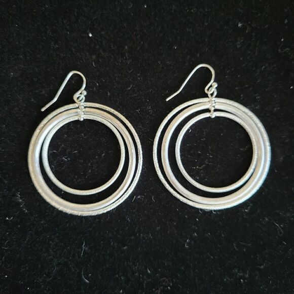 NWOT Silver Tone Statement Jewelry Earring - Picture 2 of 4